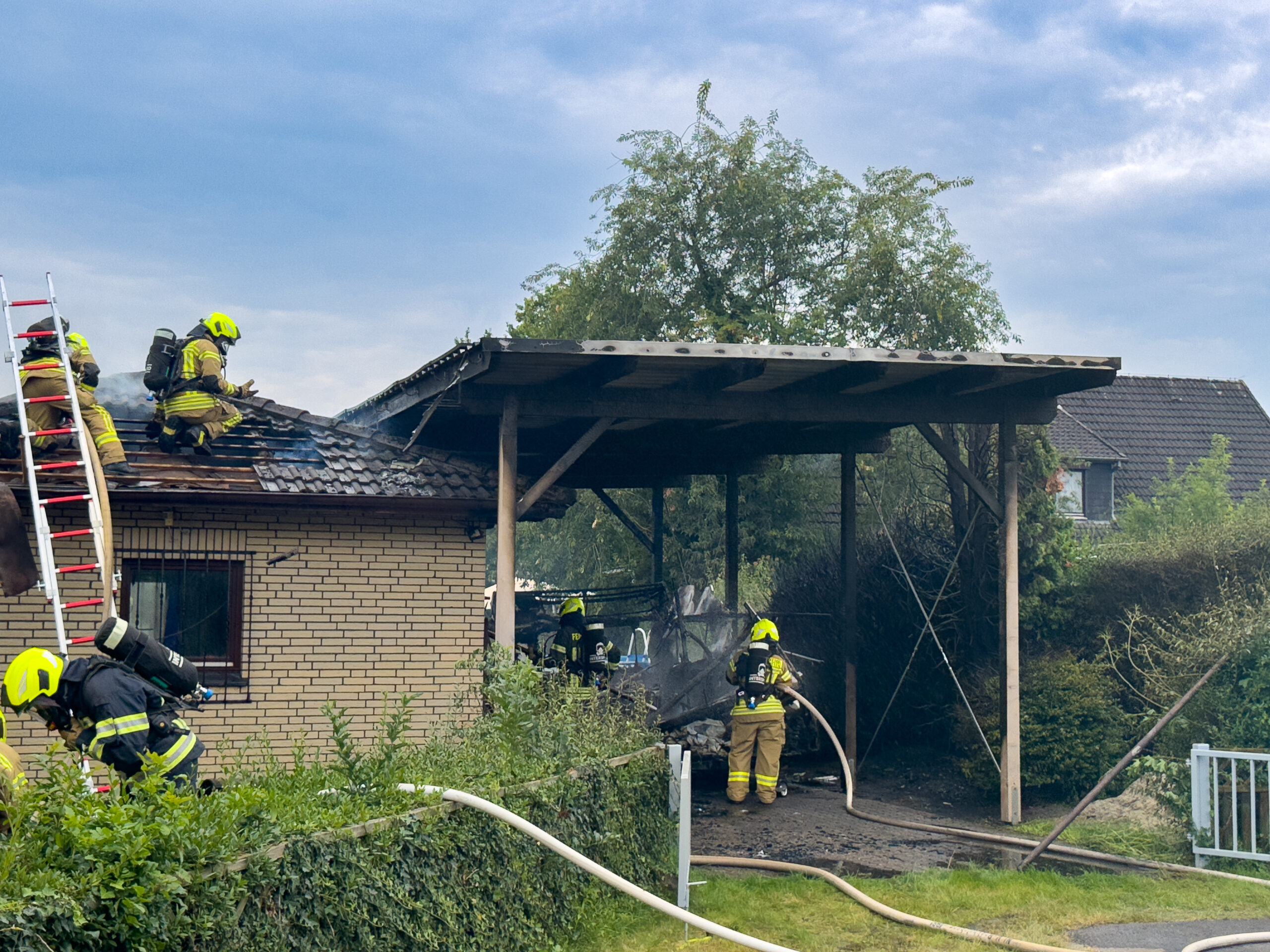 Read more about the article Einsatz: F3 – Brand eines Carports mit Wohnwagen & Anhängern