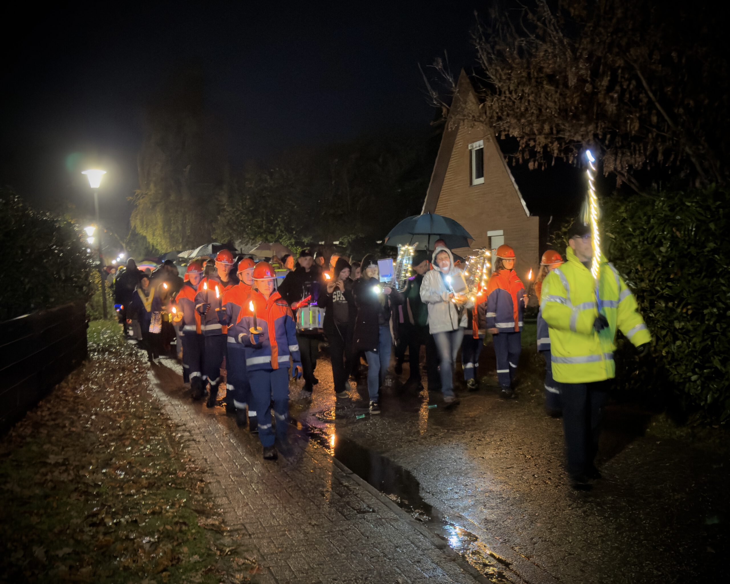 Read more about the article 1. Laternelaufen der Feuerwehr Huntlosen mit 600 Teilnehmenden